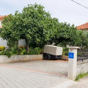 https://studio-apartman-summer-flower.hotelinzadar.com